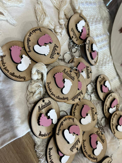 Detalle de llavero personalizado colorido pintado artesanalmente