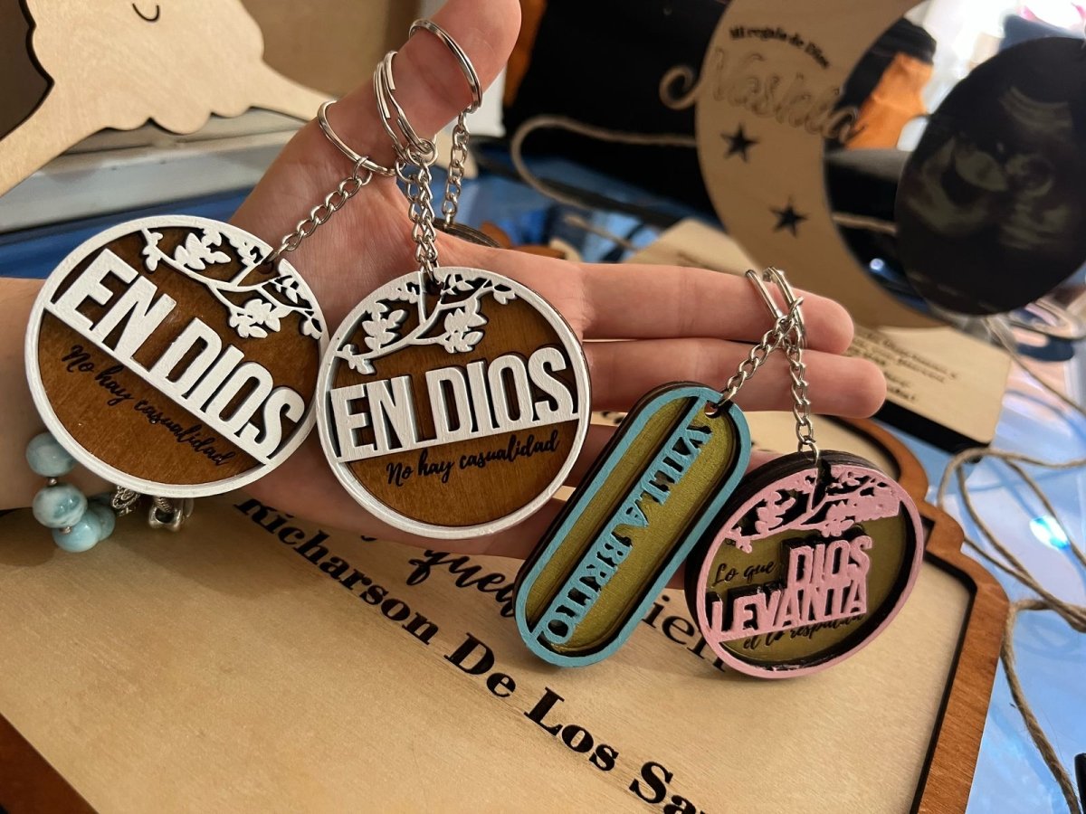 Llaveros personalizados en madera con grabado láser – Feltcraft RD