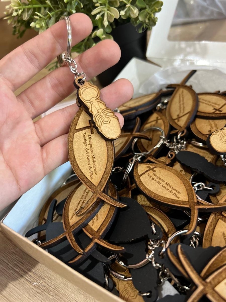 Detalle del grabado en llavero personalizado de madera