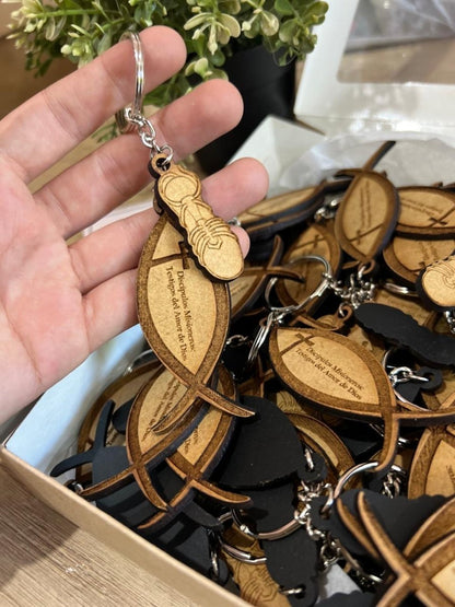 Detalle del grabado en llavero personalizado de madera