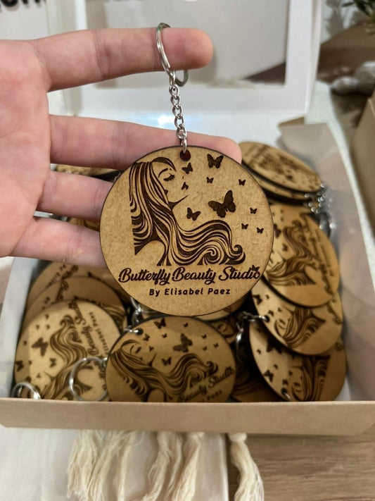 Llavero de madera grabado con diseño personalizado