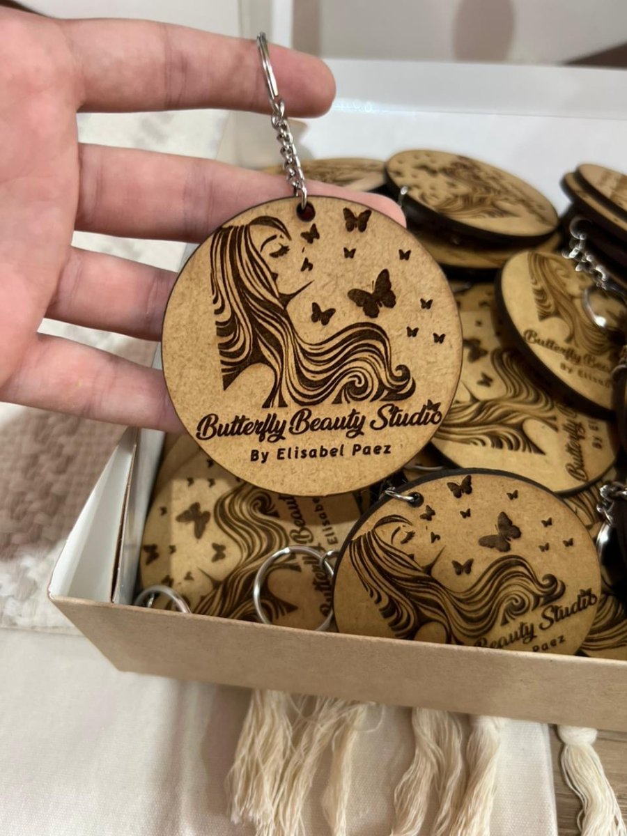 Llaveros personalizados en madera con nombres grabados