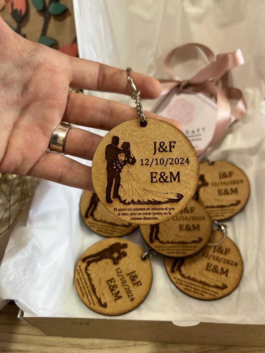 Llavero grabado en madera con diseño personalizado