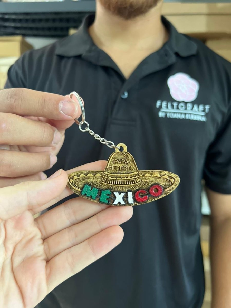 Llavero de madera pintado a color con diseño personalizado