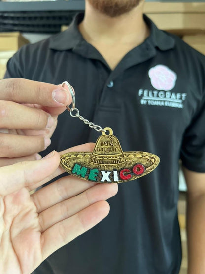 Llavero de madera pintado a color con diseño personalizado