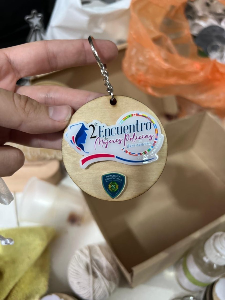 Llavero artesanal en madera con diseño personalizado.