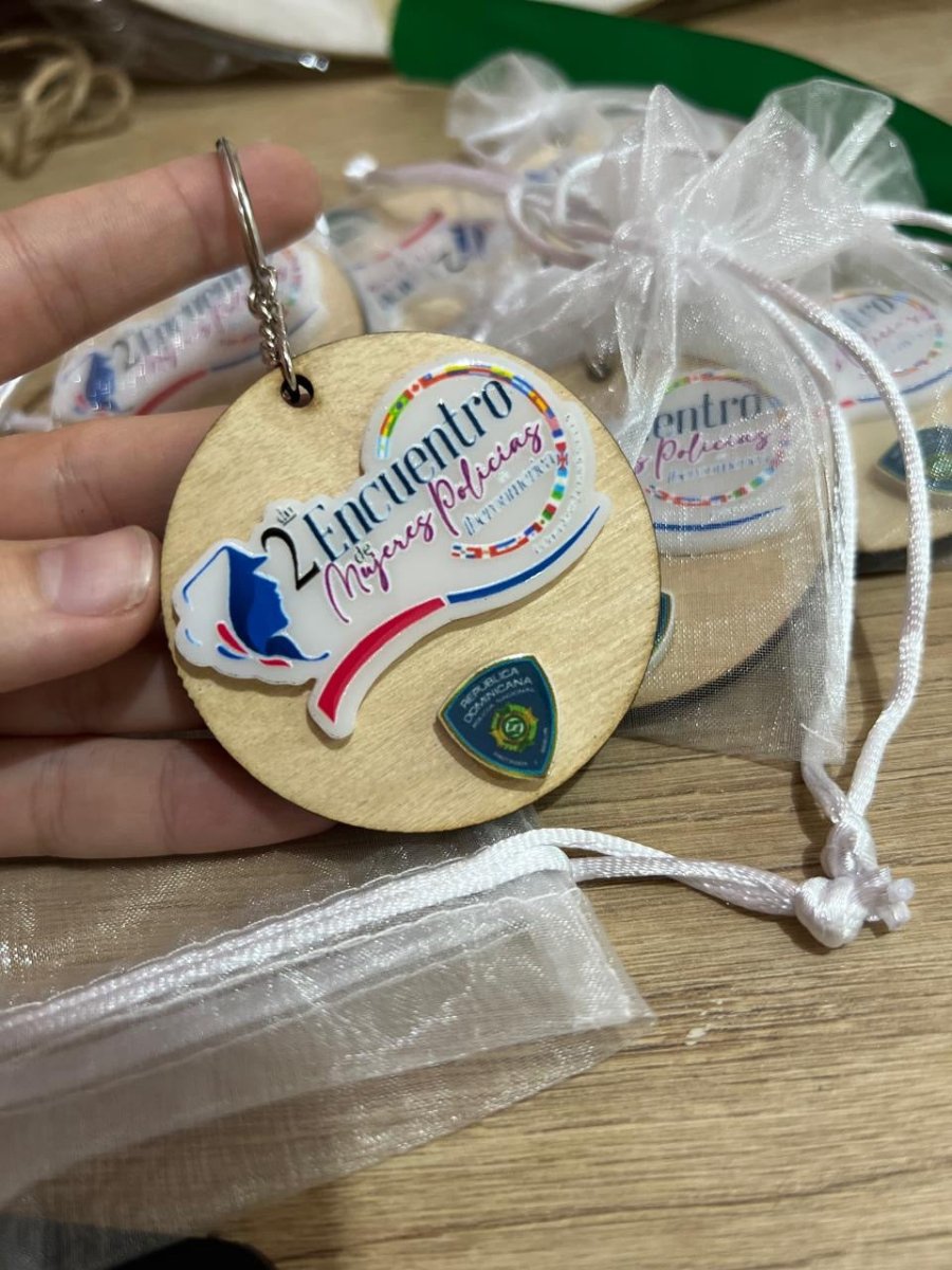 Llavero pintado a mano con nombre o frase.