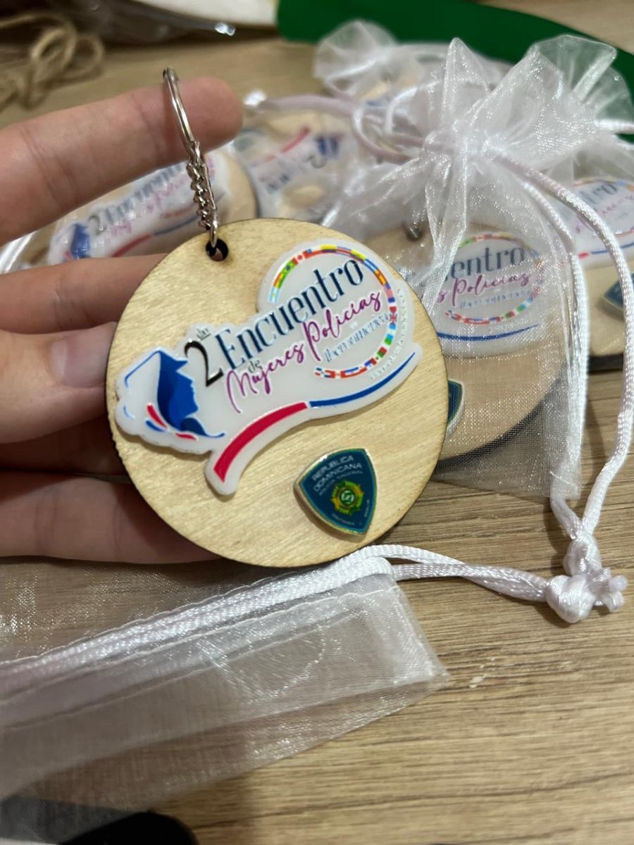 Llavero pintado a mano con nombre o frase.