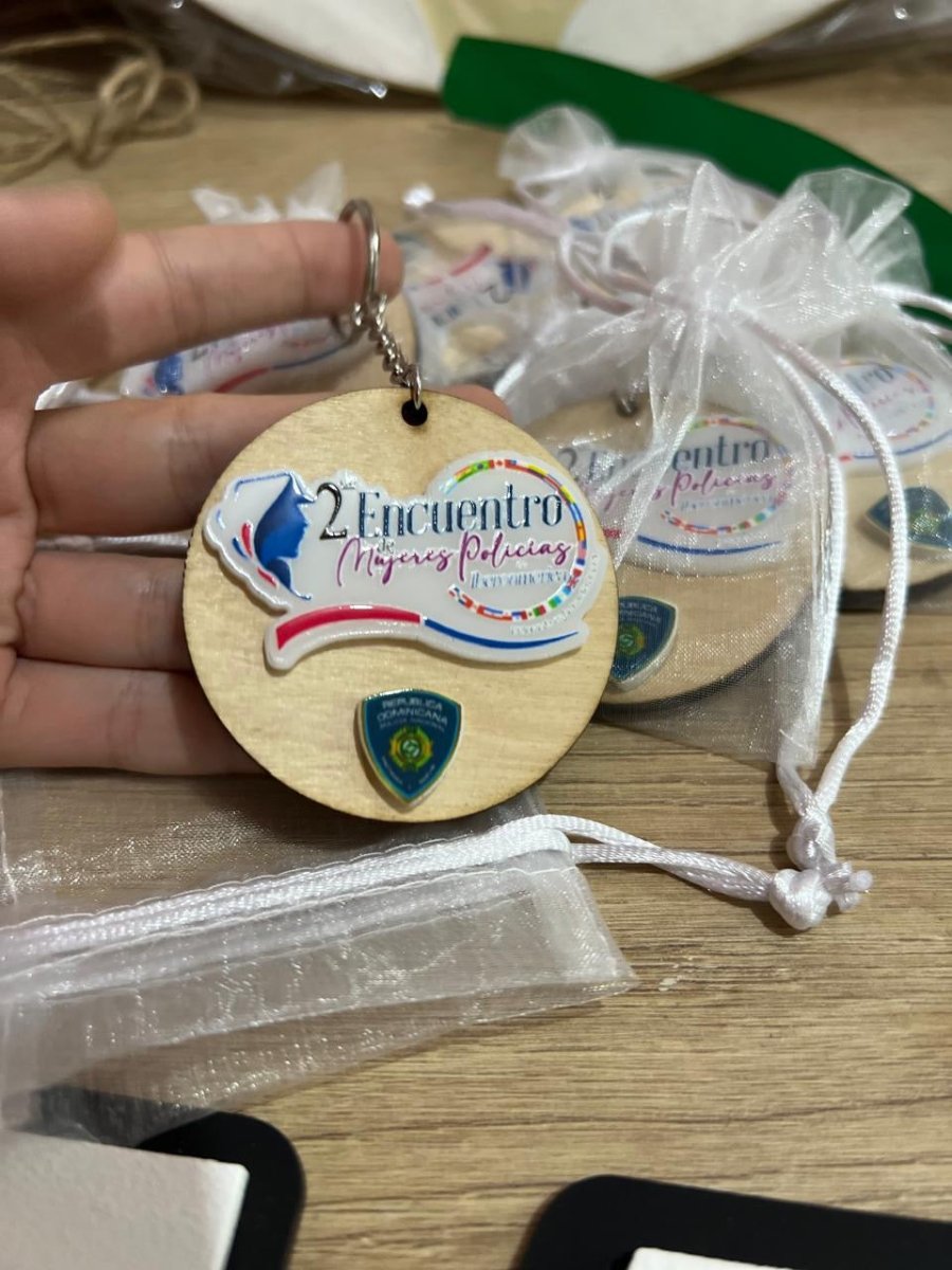 Llavero pintado a mano con nombre o frase.