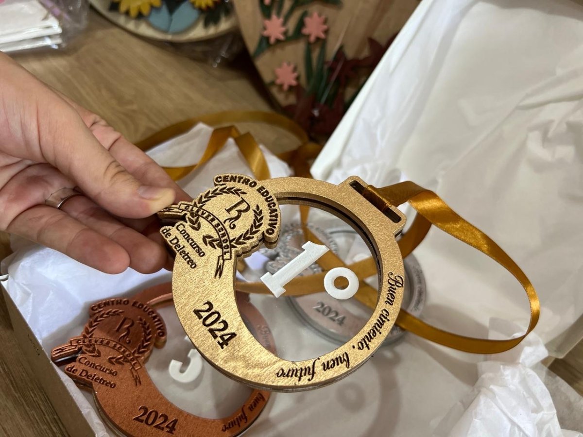 Medalla grabada con nombre o frase personalizada