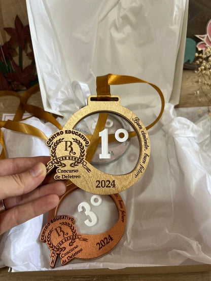 Diseño de medalla personalizada en acrílico