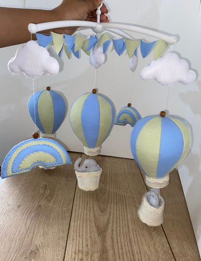 Móvil de cuna con globos y nubes de tela personalizado para habitación de niño - Felt Craft RD