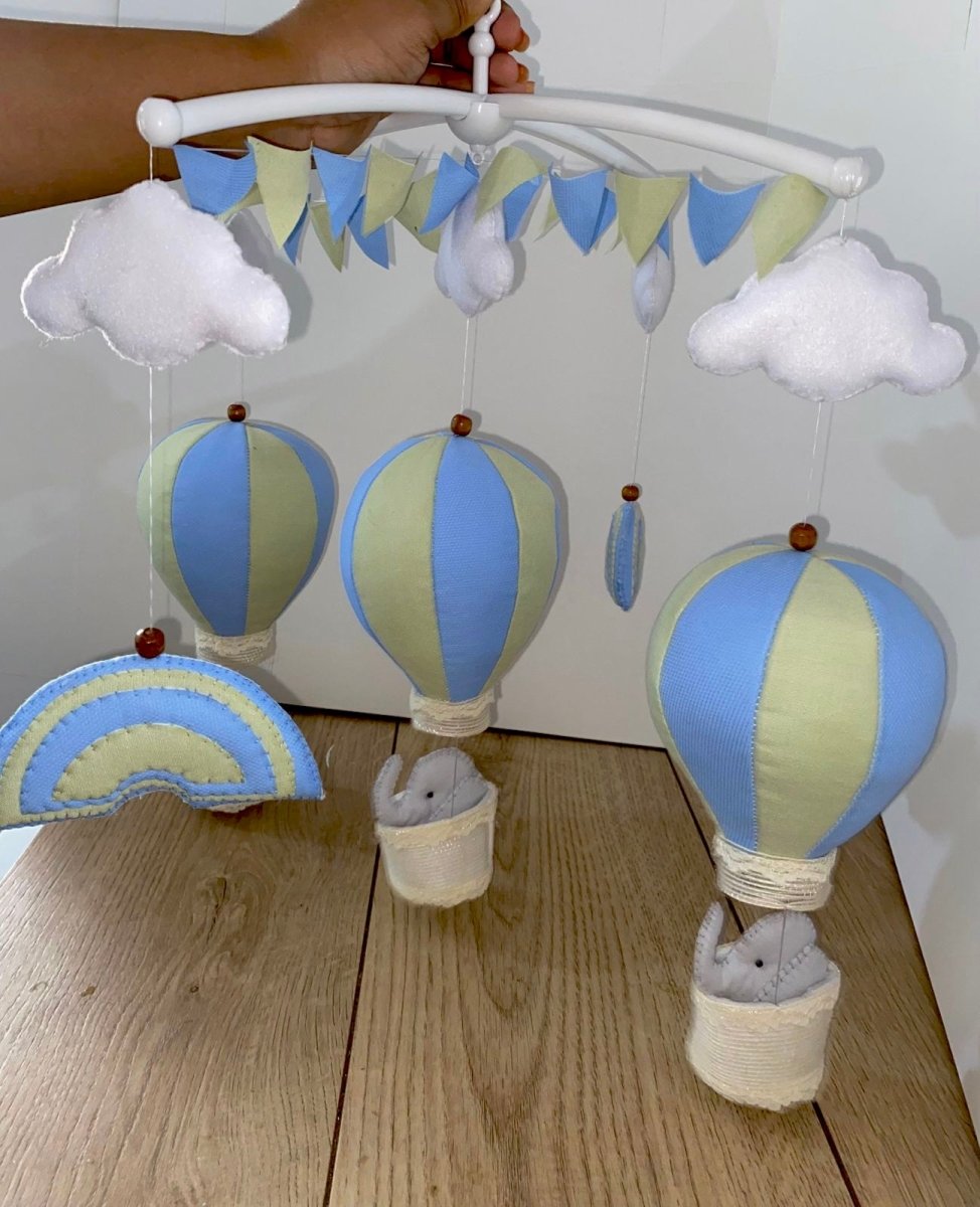 Móvil de cuna con globos y nubes de tela personalizado para habitación de niño - Felt Craft RD