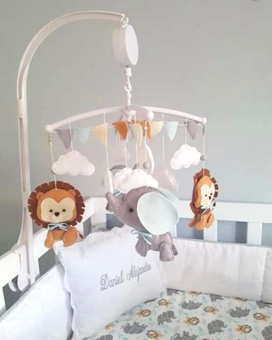 Móvil de cuna con leones de tela personalizado para regalo de bebé - Felt Craft RD