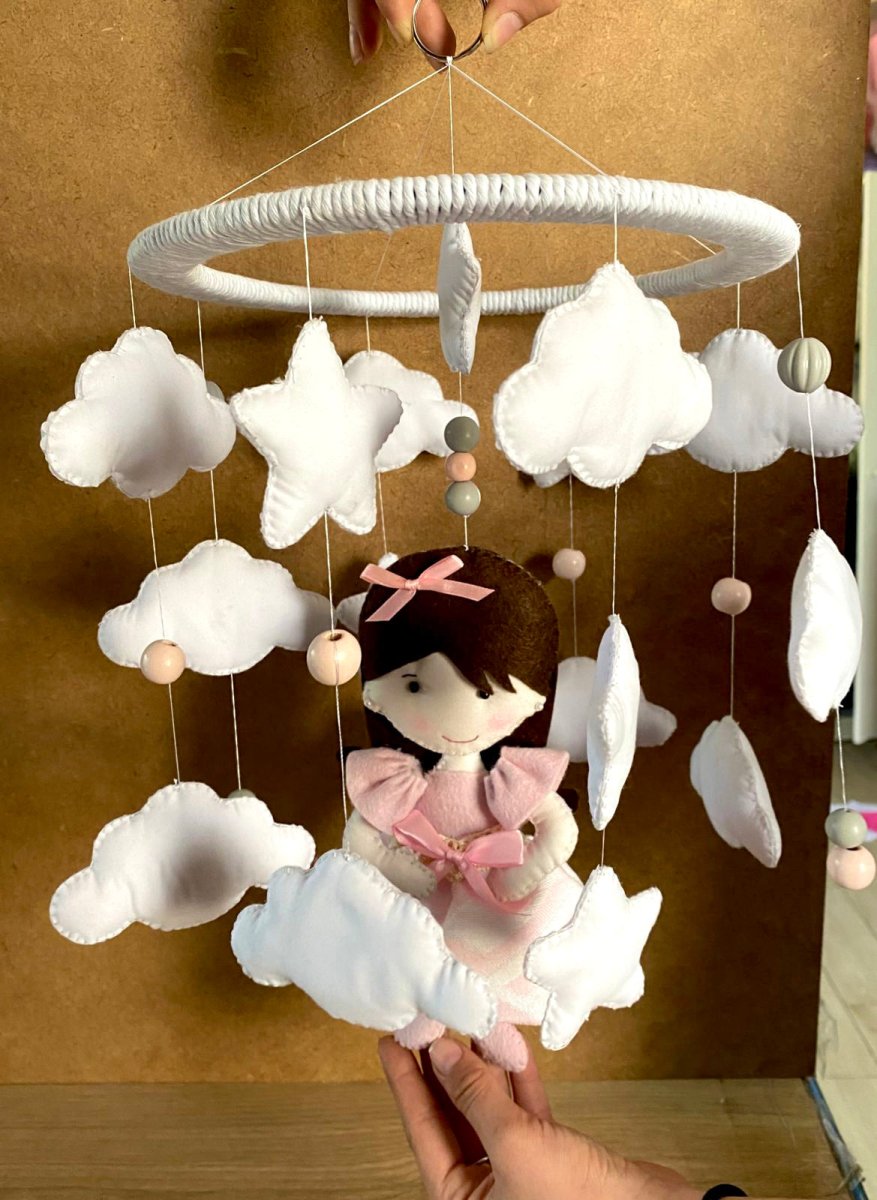 Móvil de cuna con nubes personalizado para decoración de bebé - Felt Craft RD