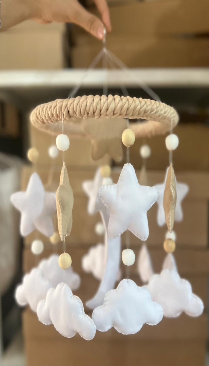 Decoración de cuna personalizada con nubes y elefantes – Feltcraft RD