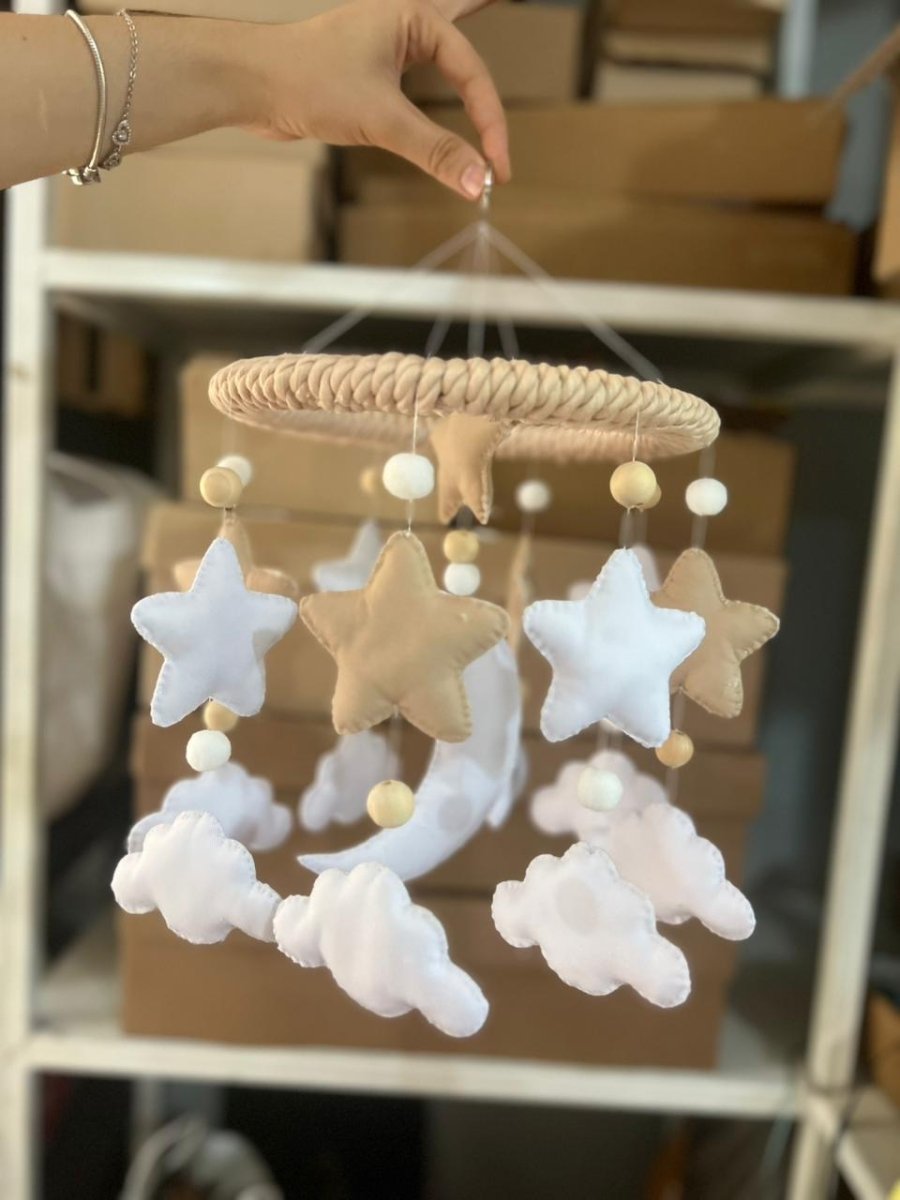 Móvil de cuna con elefantes en fieltro artesanal – Feltcraft RD