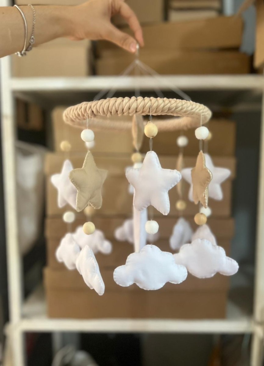 Móvil de cuna hecho a mano ideal para baby shower – Feltcraft RD