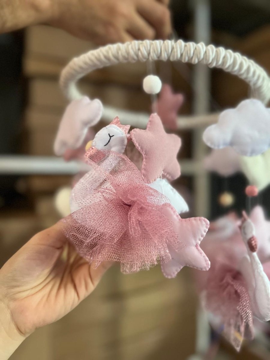 Móvil de cuna hecho a mano con nubes y estrellas – Feltcraft RD