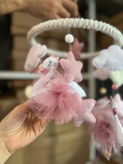 Móvil de cuna hecho a mano con nubes y estrellas – Feltcraft RD