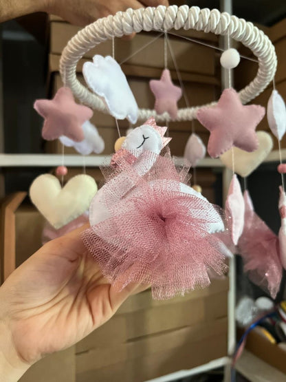 Móvil infantil personalizado con nombre bordado – Feltcraft RD