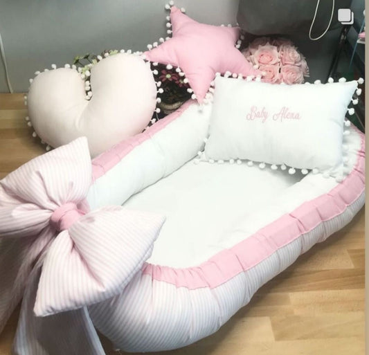 Nido de bebé con almohadillas decorativas
