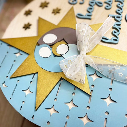 Decoración navideña en forma de estrella para entrada del hogar.