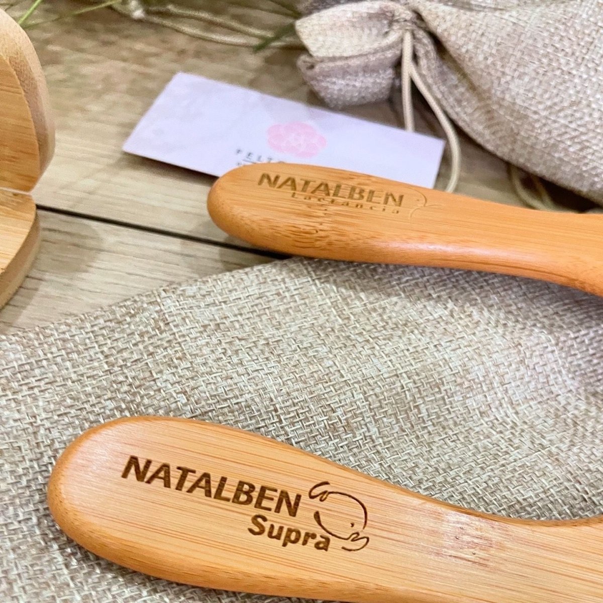 Peine promocional personalizado de madera para empresas y eventos en Santo Domingo - Felt Craft RD