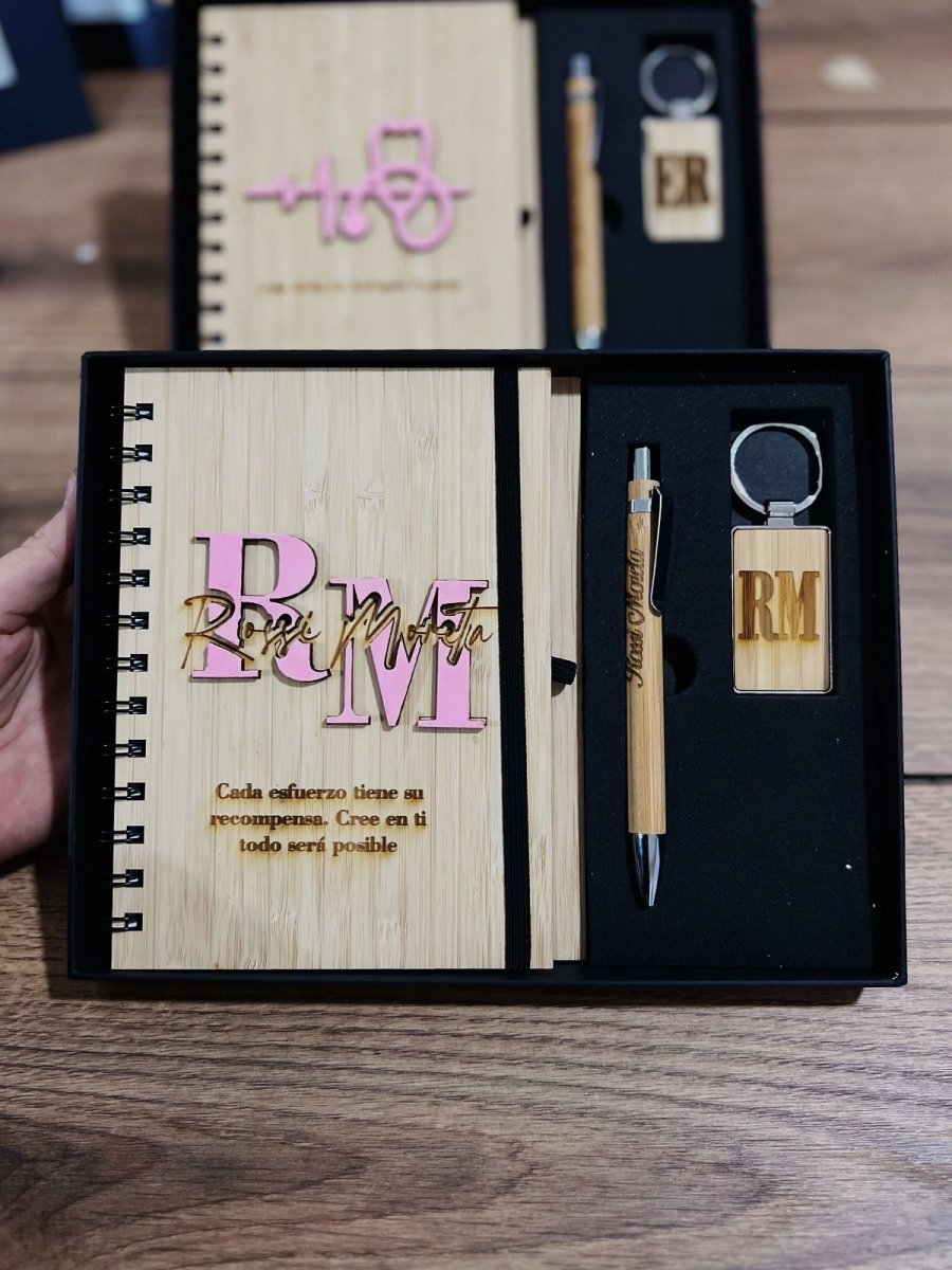 Personalizacion libreta lapicero y llavero en madera - Felt Craft RD