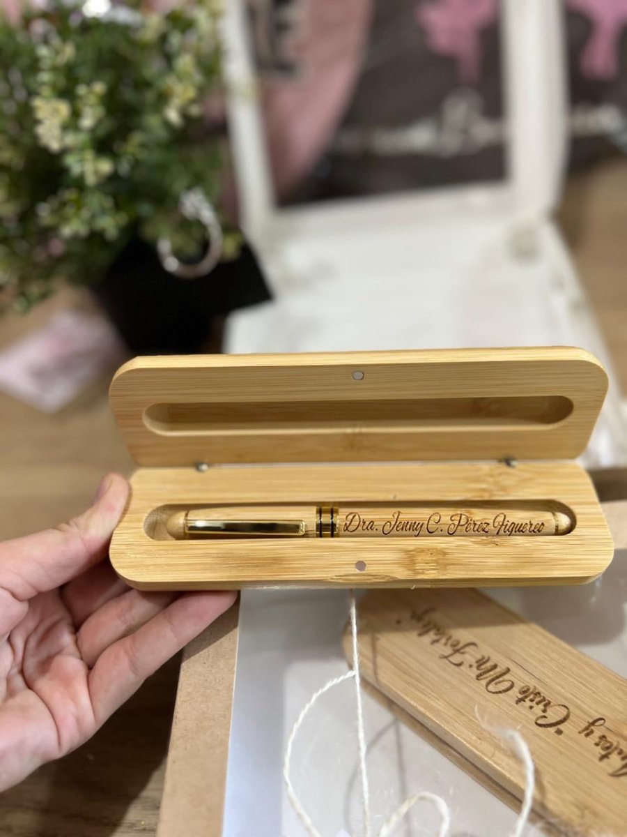 Detalle corporativo elegante grabado en láser – Feltcraft RD