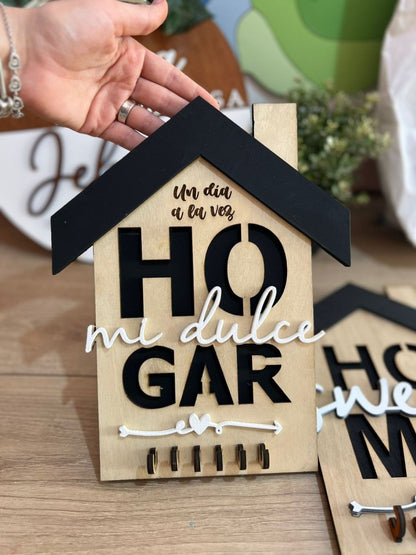 Porta llaveros personalizado en madera con diseño grabado