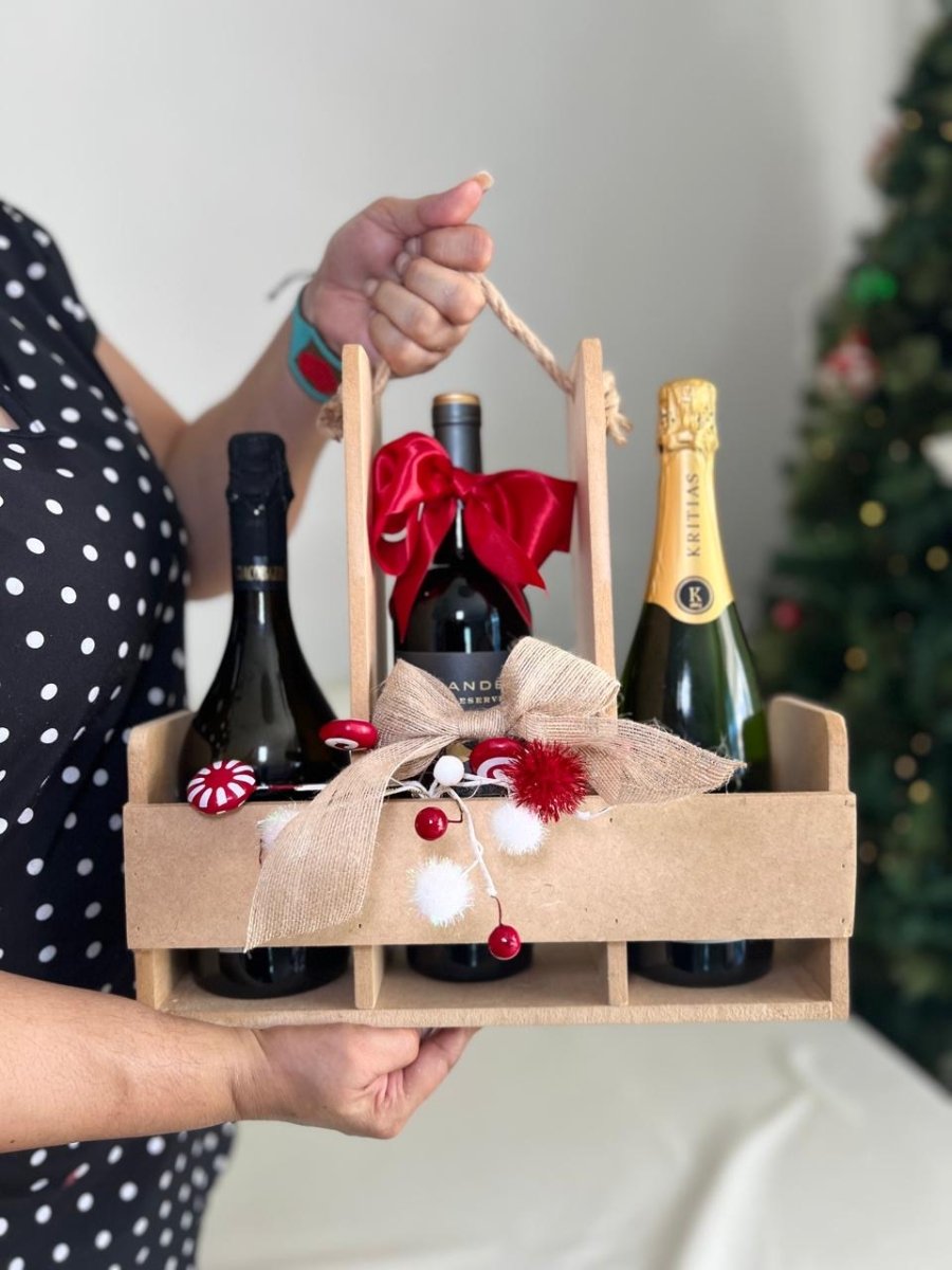 Portavino de madera personalizado para regalo con lazo rojo