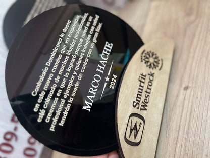 Trofeo de acrílico con diseño grabado para premiaciones