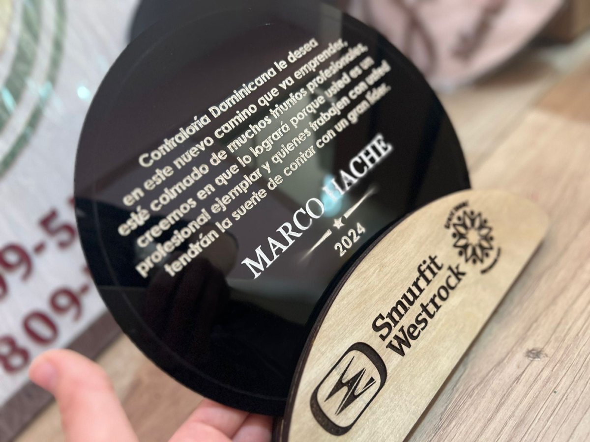 Reconocimiento acrílico personalizado con logotipo