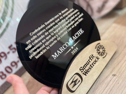 Reconocimiento acrílico personalizado con logotipo