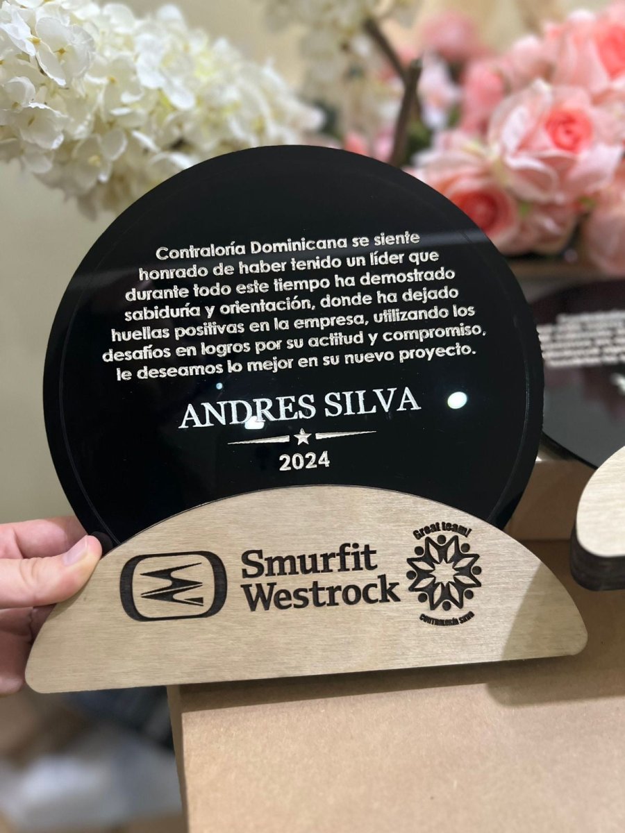 Detalle del grabado en acrílico transparente para reconocimiento