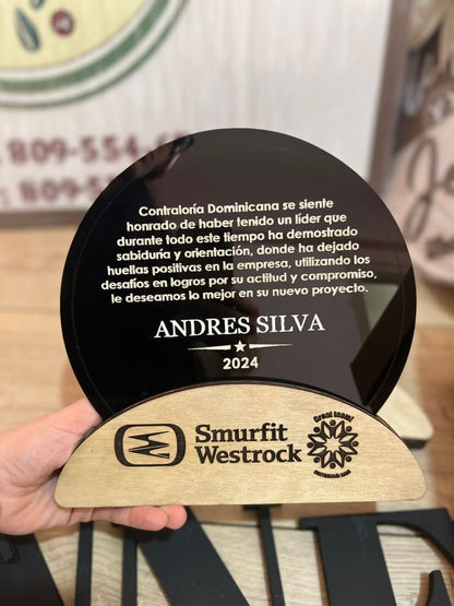 Trofeo de acrílico personalizado para eventos y empresas