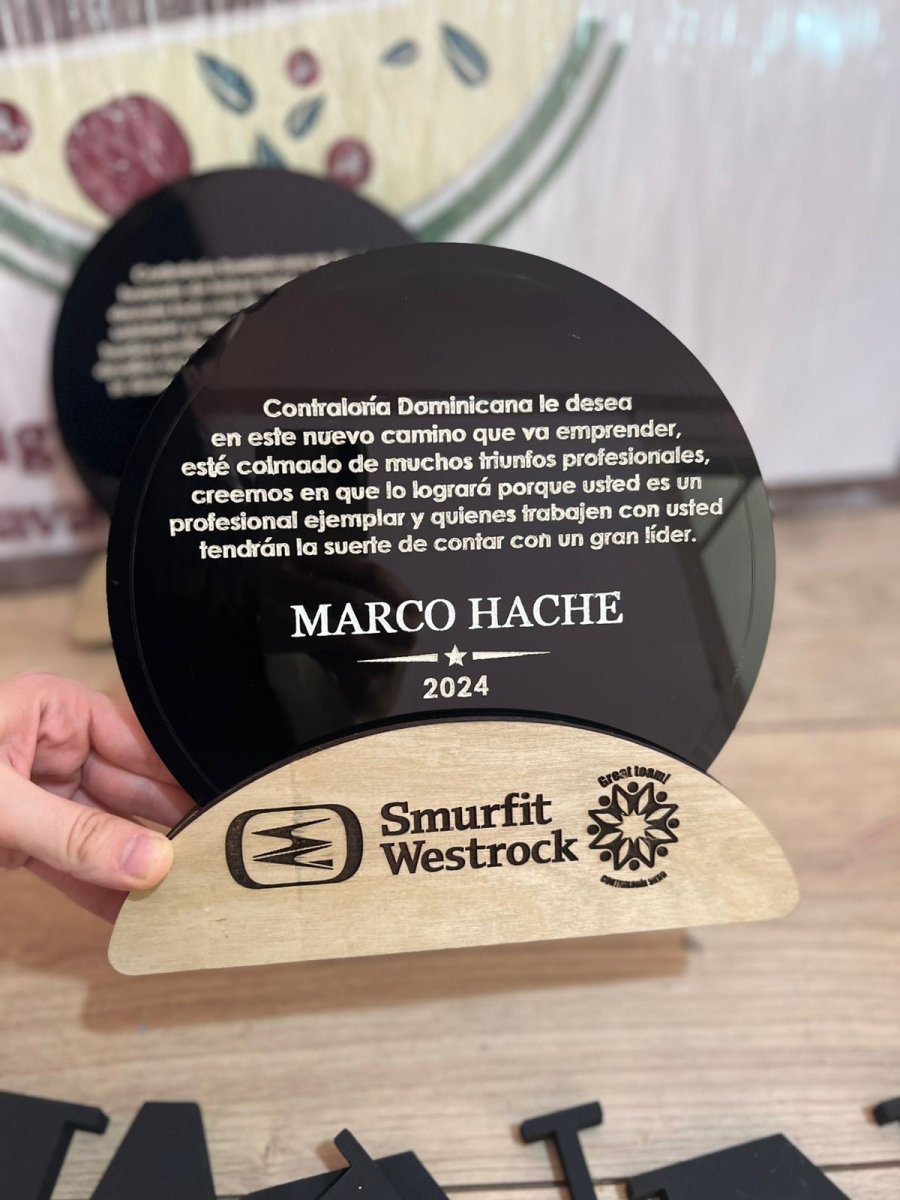 Reconocimiento corporativo en acrílico con base de madera