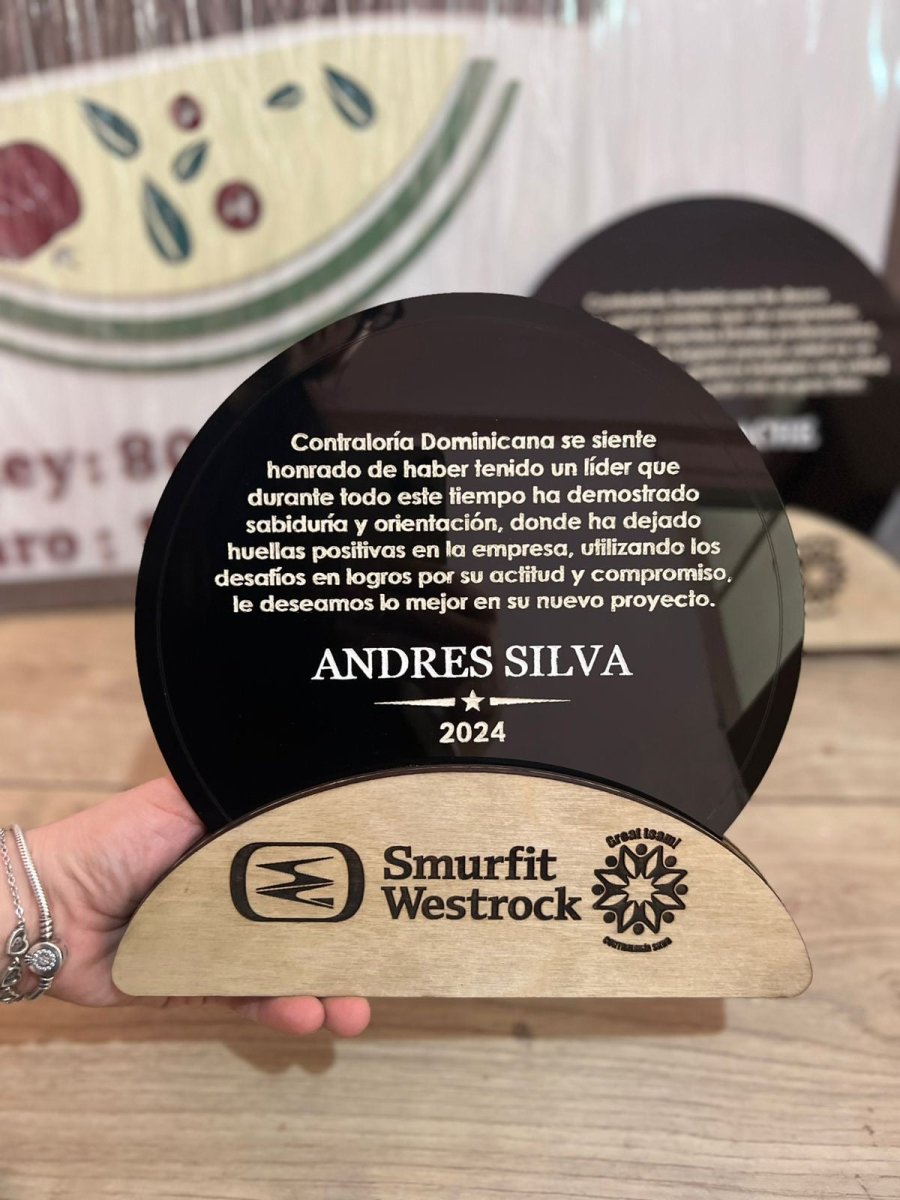 Reconocimiento en acrílico transparente con base de madera personalizado