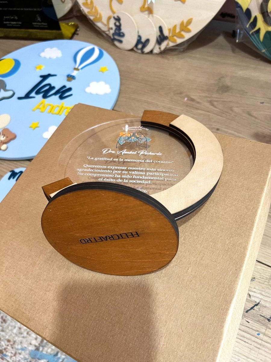Reconocimiento en madera y acrilico - Felt Craft RD