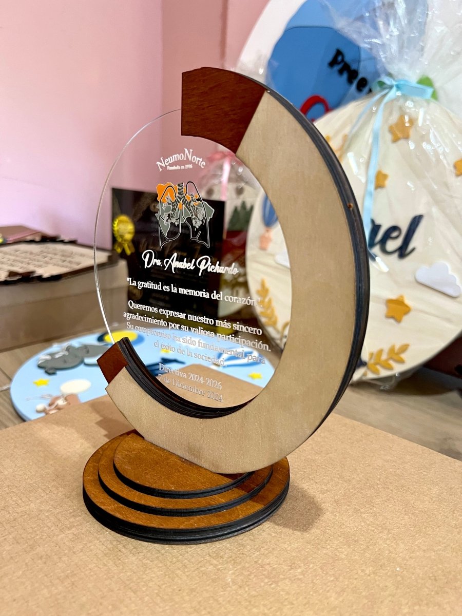 Reconocimiento en madera y acrilico - Felt Craft RD
