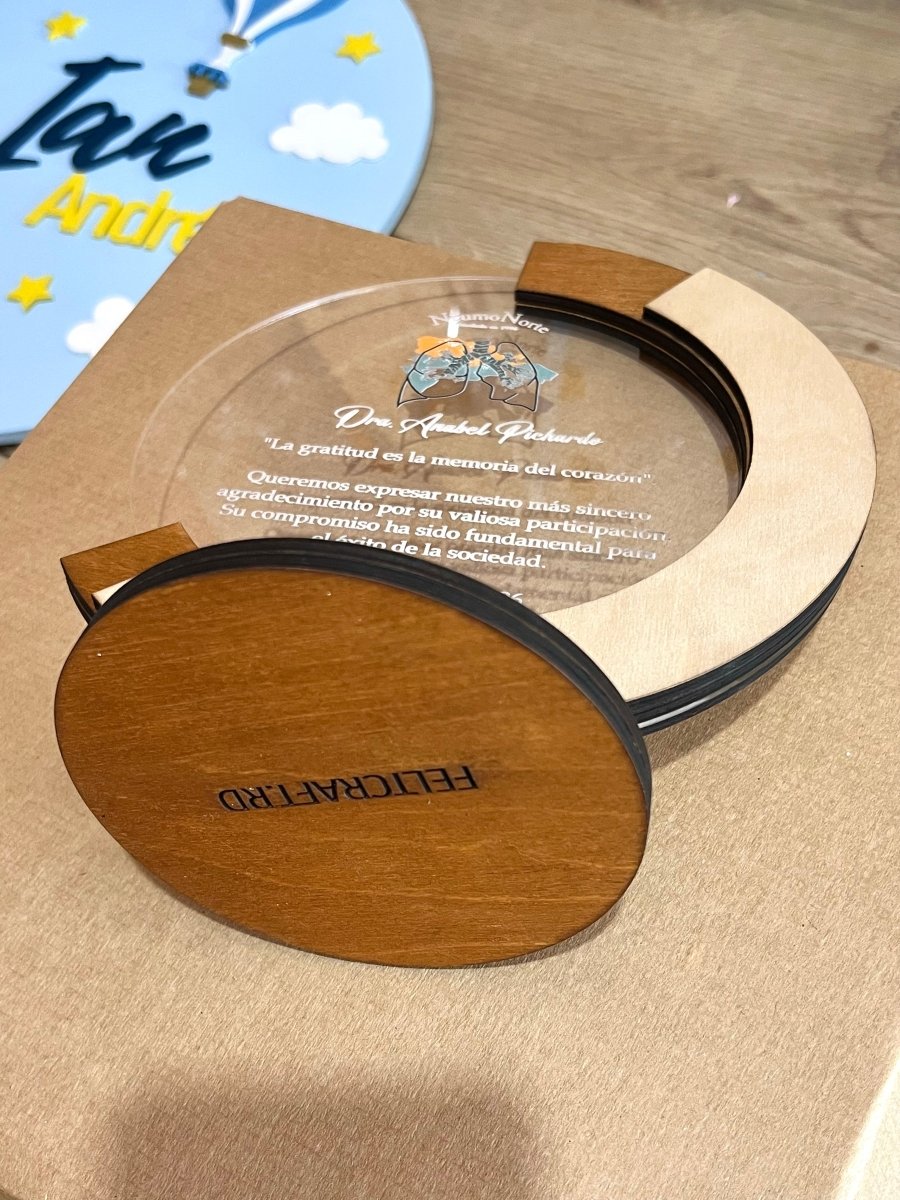 Reconocimiento en madera y acrilico - Felt Craft RD
