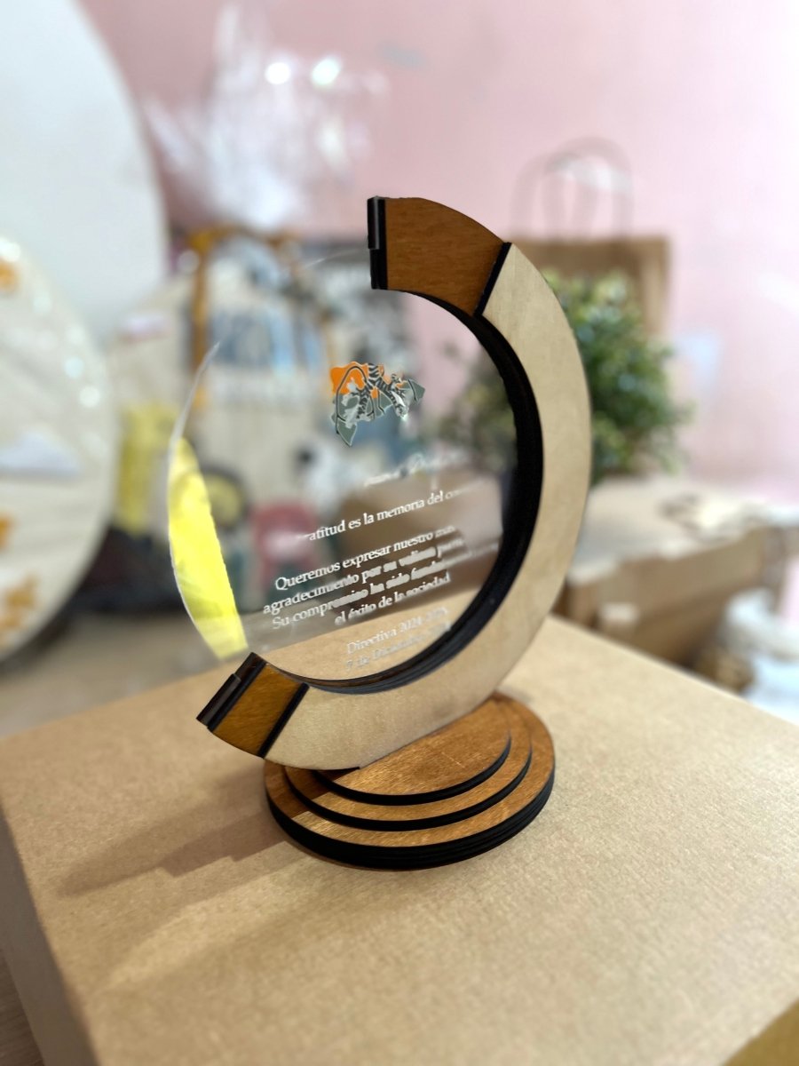 Reconocimiento en madera y acrilico - Felt Craft RD