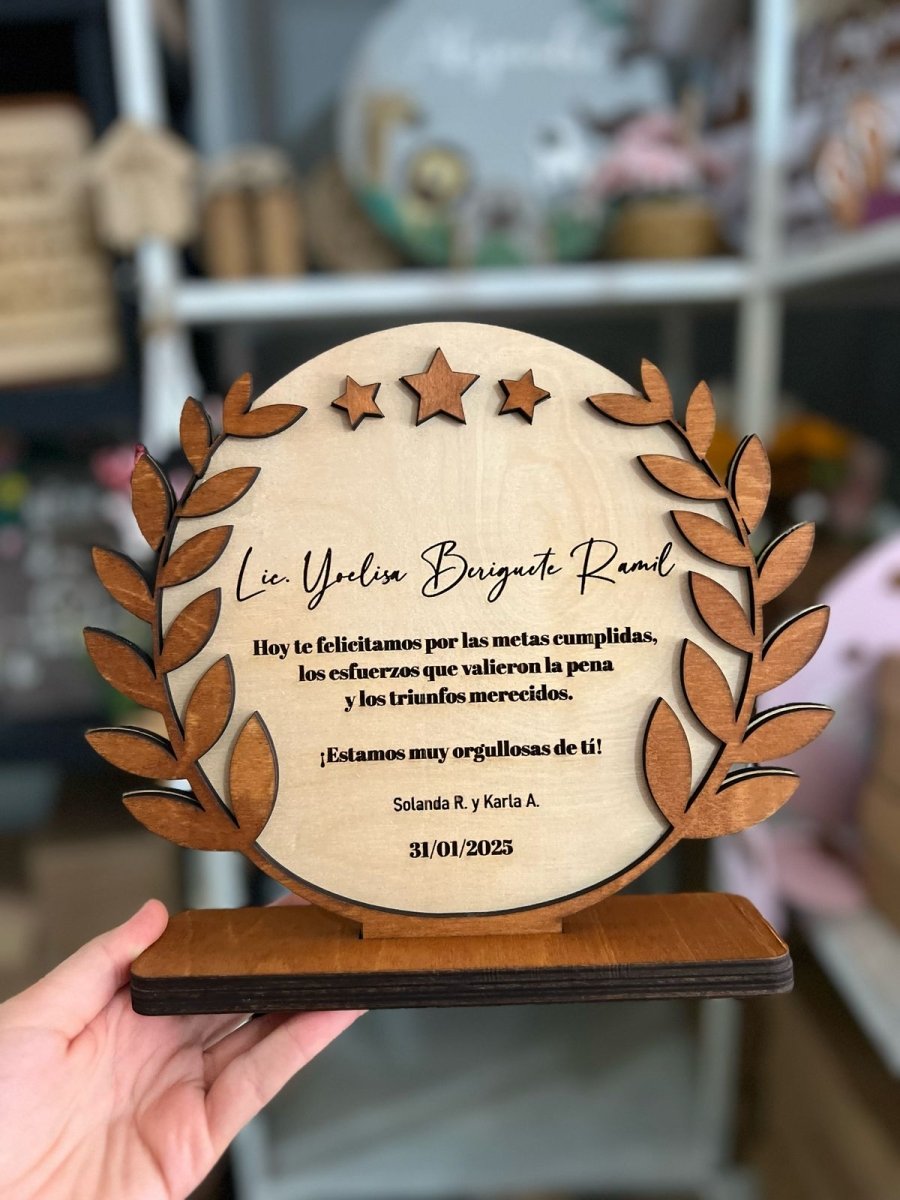 Plaqueta de reconocimiento corporativo en madera grabada.