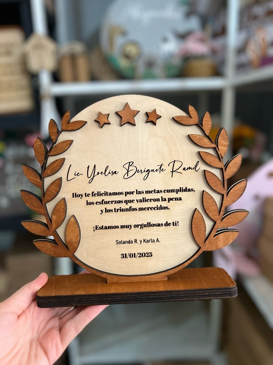 Premio de madera y acrílico con diseño personalizado.