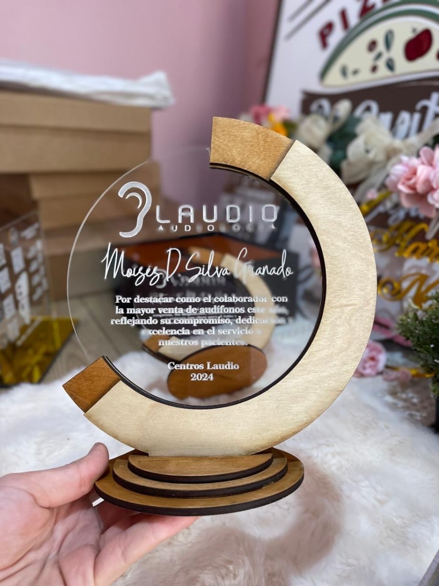 Reconocimiento en madera y acrilico personalizado santo domingo - Felt Craft RD