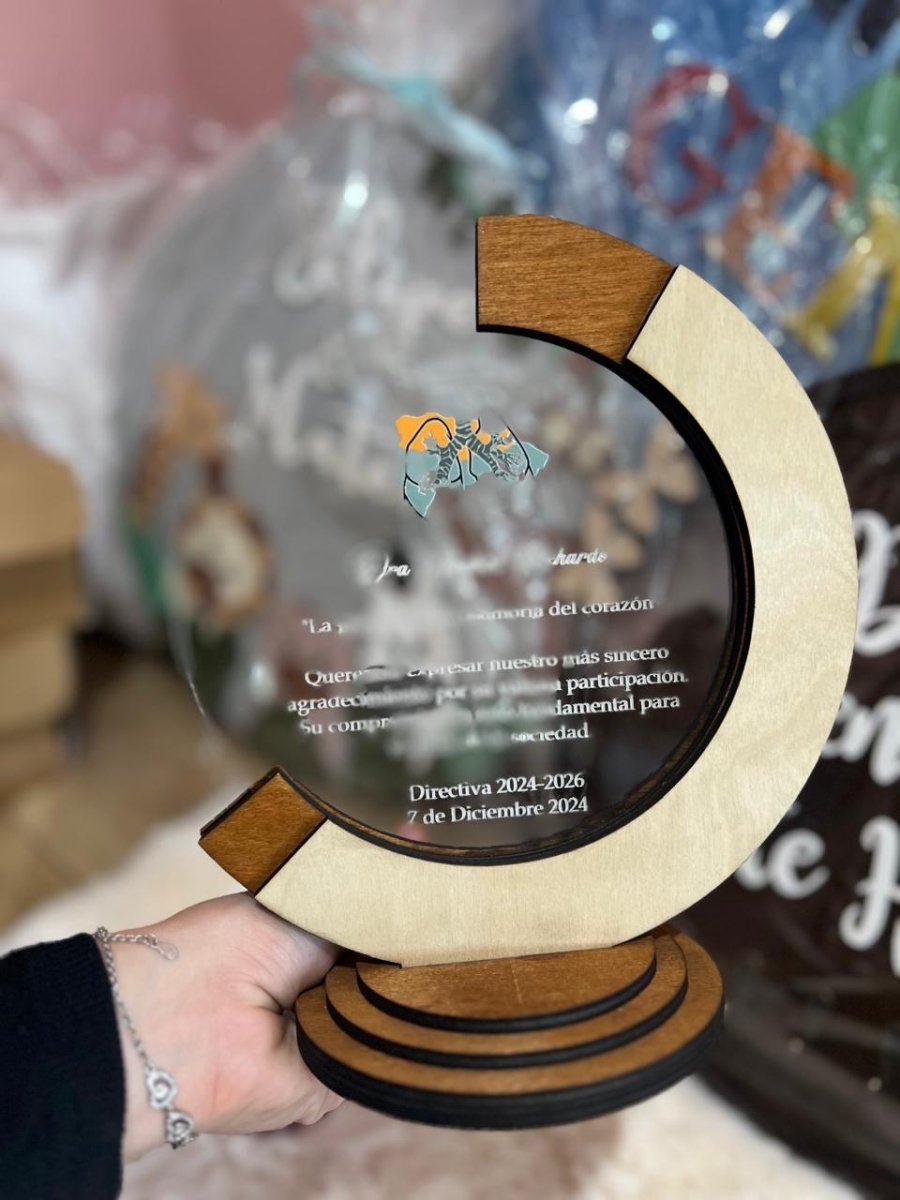 Reconocimiento en madera y acrilico personalizado santo domingo - Felt Craft RD