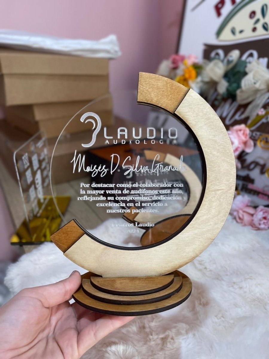 Reconocimiento en madera y acrilico personalizado santo domingo - Felt Craft RD