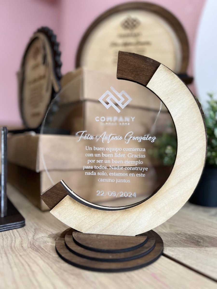 Reconocimientos personalizados en Madera y acrilico - Felt Craft RD