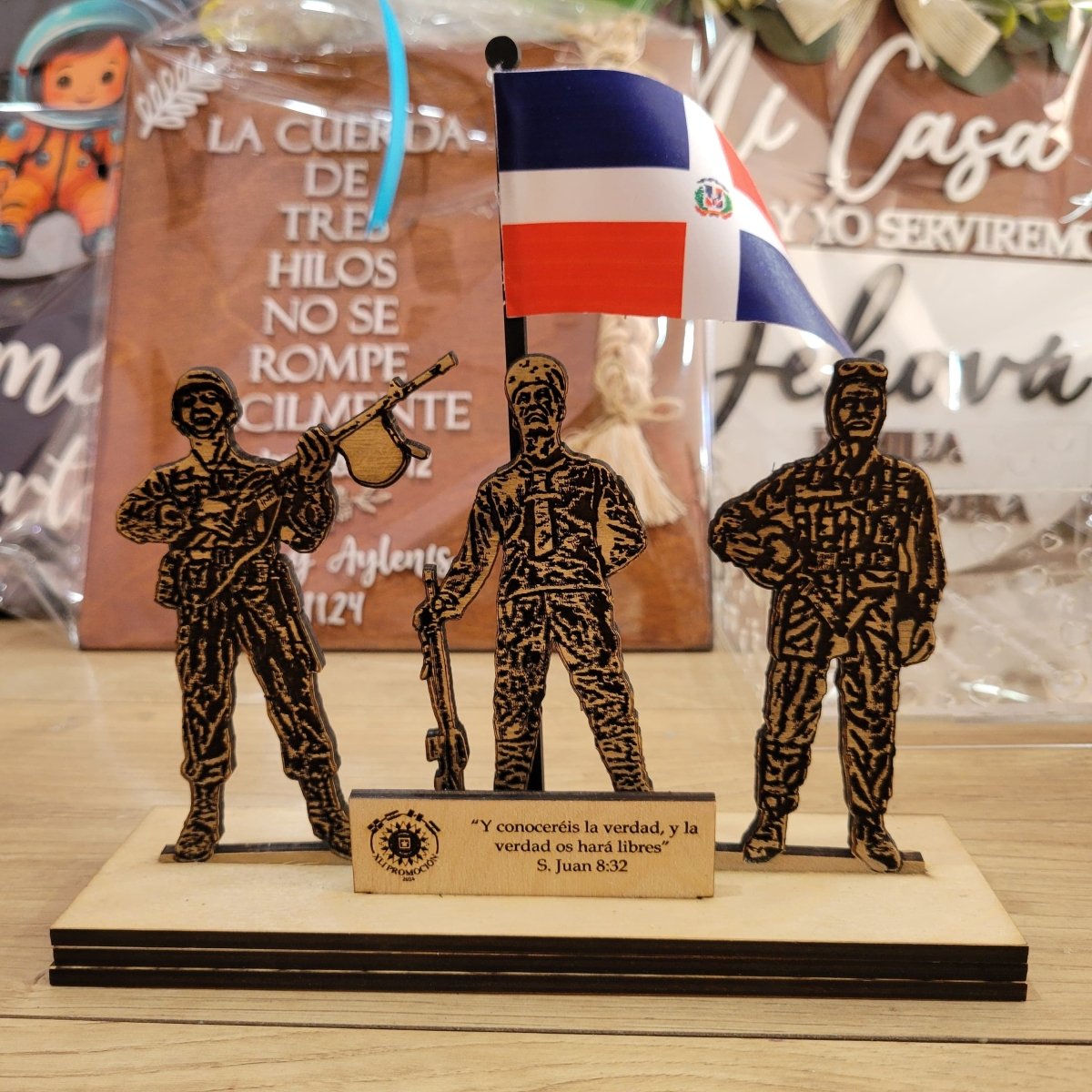 Reconocimientos personalizados en Madera y acrilico - Felt Craft RD